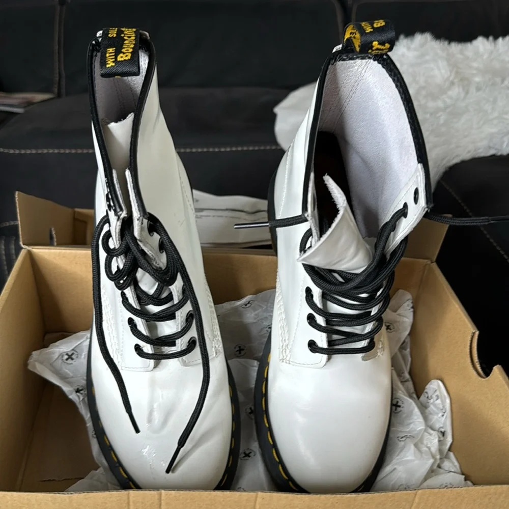 Dr. Marten Combat - THE ORIGINAL. STILL NEW! 1460 SMOOTH LEATHER LACE UP BOOTS - Picture 11 of 17